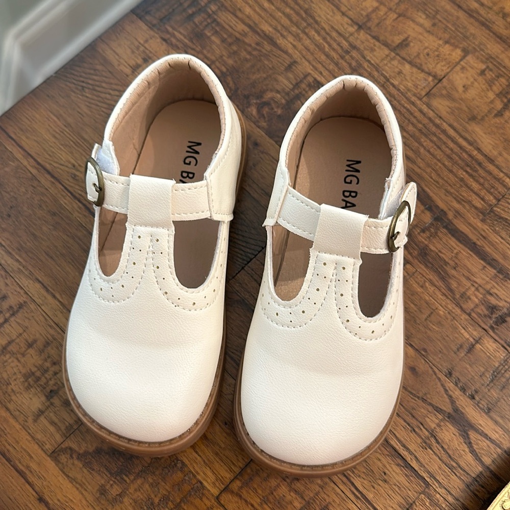 BRAND NEW NEVER WORN size 12 toddler shoes white